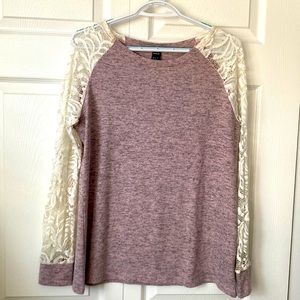 Women’s blush pink/open lace sleeve top. Size M.